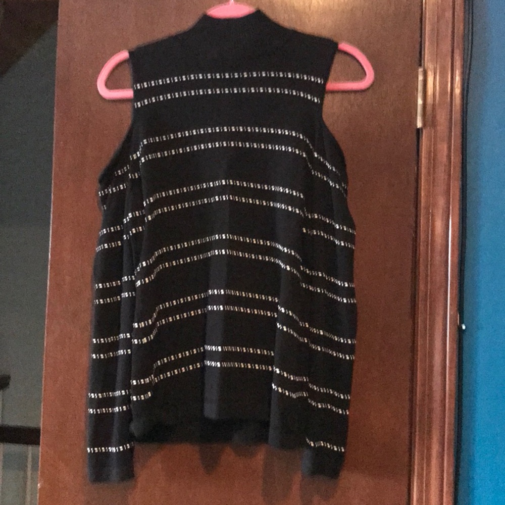 Women’s cold shoulder top